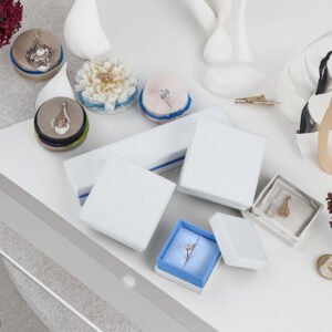 GM01-02 Whit Paper Box with Blud belly band with Velvet material